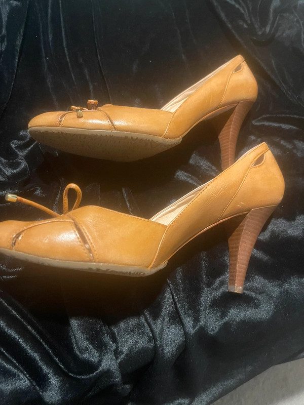 Arturo Chiang Size 7.5M Tan Pumps. Round toe. Cut outs 5