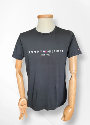 T-shirt Tommy Hilfiger noir taille S, marke: Tommy Hilfiger, zustand: Sehr gut, größe: S, 6,90 €, 7,95 € beinhaltet Vinted-Käuferschutz Pro