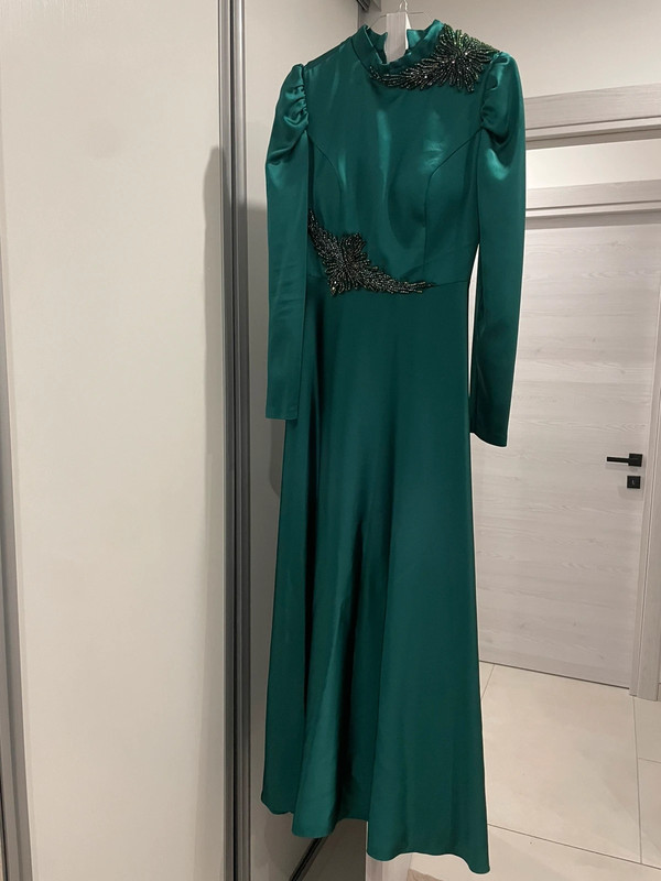 Robe vert satin détaillée perle 1