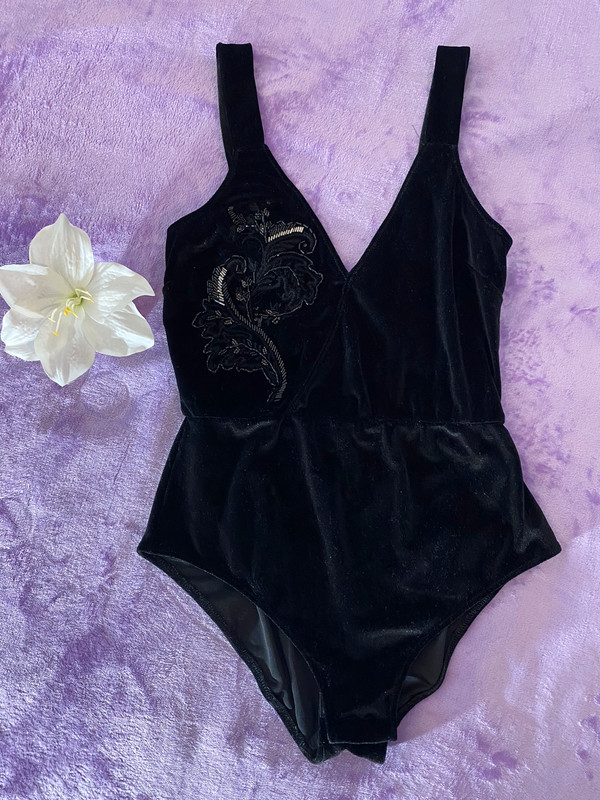 Body Oysho negro terciopelo con pedreria seminuevo Vinted