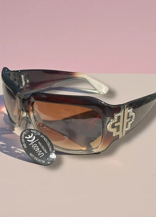 Vintage Y2K 2000’s chunky maroon big cyber-style Paris Hilton sunglasses, marque: Vintage Dressing, état: Très bon état, 19,99 €, 21,69 € Protection acheteurs incluse