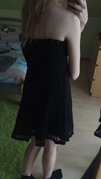 Petite robe noire bustier en dentelle 4
