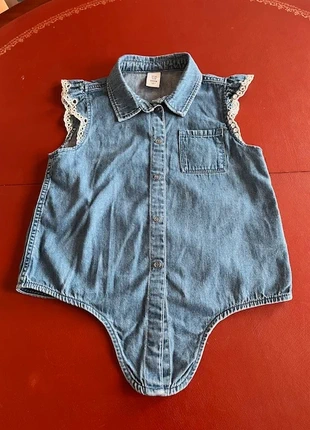 meisjesbloesje met geborduurde mouwtjes, merk: Denim, staat: Heel goed, maat: 8 jaar / 128 cm, € 4,00, € 4,90 inclusief Kopersbescherming
