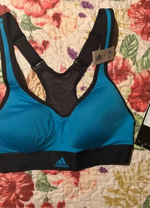 Top sportivo Adidas XS nuovo, brand: adidas, condizioni: Nuovo con cartellino, taglia: XS, €9.00, €10.15 include la Protezione acquisti