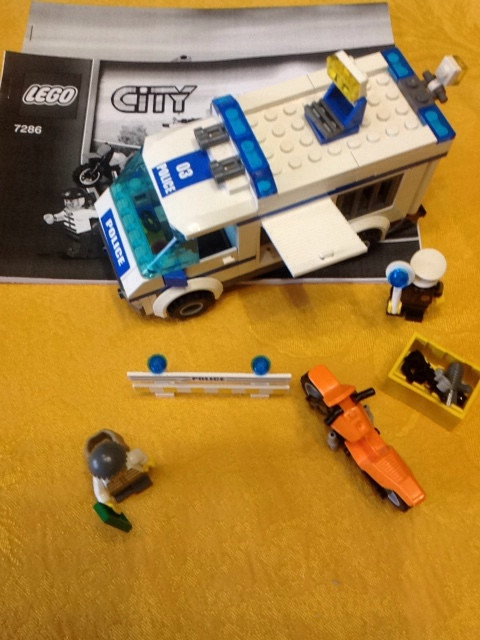 Lego City le transport de prisonnier 1