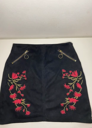 Mini jupe Camaïeu velours noire fleurs rouges – Taille S – Très bon état, brand: Camaïeu, condizioni: Nuovo senza cartellino, taglia: S / IT 40 / EU 36, €3.00, €3.85 include la Protezione acquisti