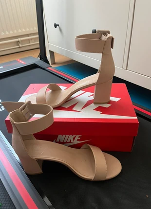 Nette hakken dames, merk: Outfit, staat: Heel goed, maat: 40, € 10,00, € 11,20 inclusief Kopersbescherming