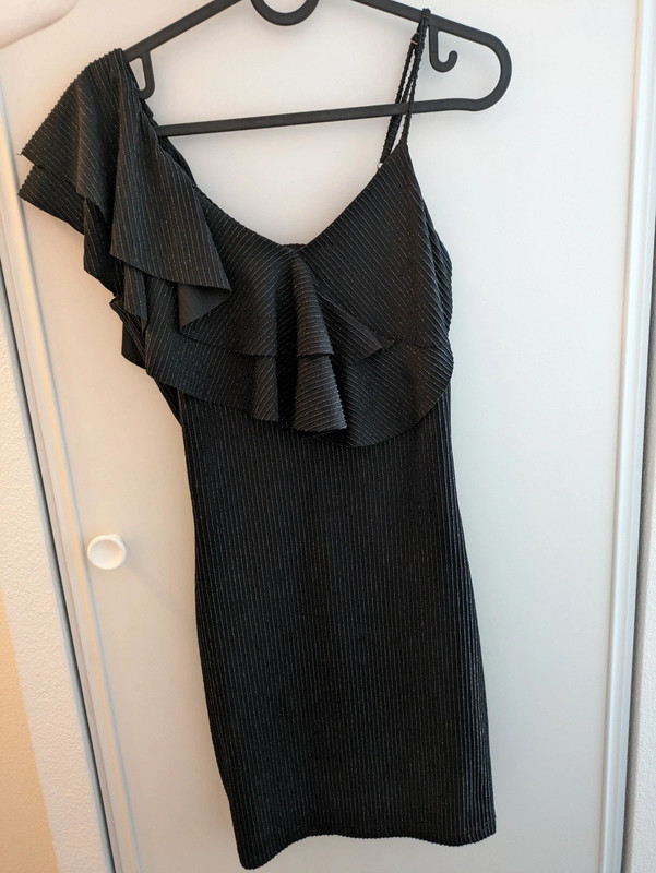 Jolie robe noire élégante Studio F taille 6 1