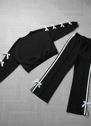Ensemble noir à nœuds blancs – sweat crop et pantalon à bandes, zustand: Sehr gut, größe: M / 38 / 10, 49,99 €, 53,19 € inklusive Vinted-Käuferschutz