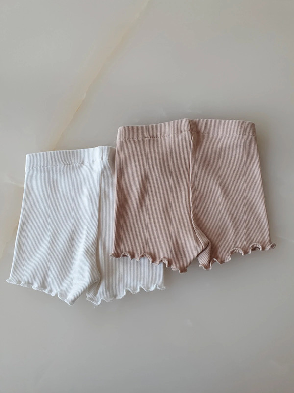 2 shorts H&M nude et blanc neuf taille 4-6mois 4