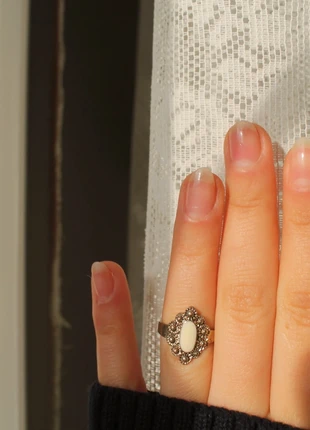 Anellino decorato e pietra color panna, brand: Vintage Chic, condizioni: Ottime, taglia: 17,3 mm Ø / 14,5, €5.00, €5.95 include la Protezione acquisti