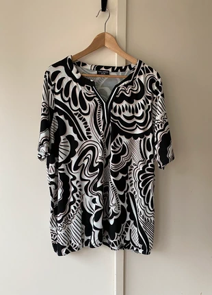 Via Appia Due viscose elastane top T-shirt 48 50 black white abstract print elastic hem like new, merk: Via Appia Due, staat: Heel goed, maat: 4XL / 48 / 20, € 29,00, € 31,15 inclusief Kopersbescherming