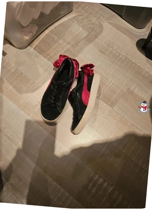 Puma noires en daim nœud rose satin – Taille 30 – Bon état 🎀, brand: Puma, condition: Good, size: 30, €10.00, €11.20 includes Buyer Protection