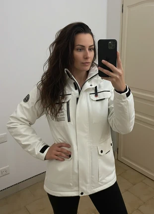 Titre : Cardigan blanc oversize unisexe – style minimal / streetwear chic, marke: Tendance, zustand: Sehr gut, größe: S / 36 / 8, 58,60 €, 62,23 € beinhaltet Vinted-Käuferschutz Pro