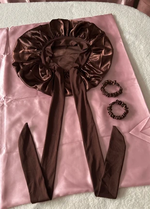 Satin ensemble 3 pièces chocolat chouchous bonnet, staat: Heel goed, € 7,90, € 9,00 inclusief Kopersbescherming Pro