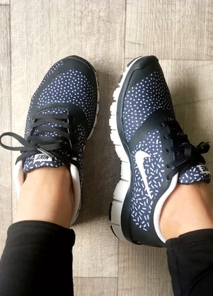 Baskets Nike Free 5.0 N&B à pois T37.5, merk: Nike, staat: Heel goed, maat: 37.5, € 50,00, € 53,20 inclusief Kopersbescherming