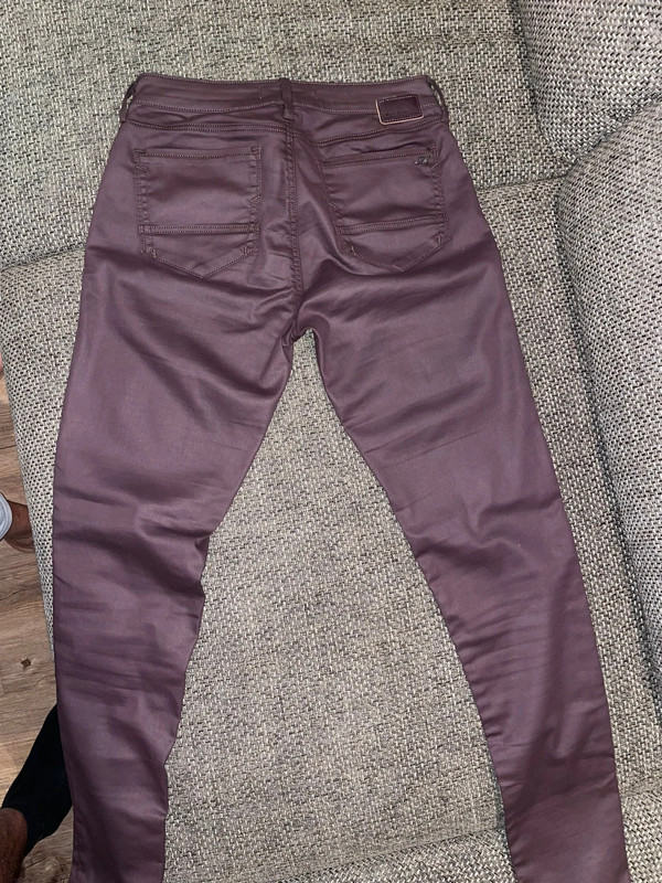 Aubergine kleurige broek van Mavi 2