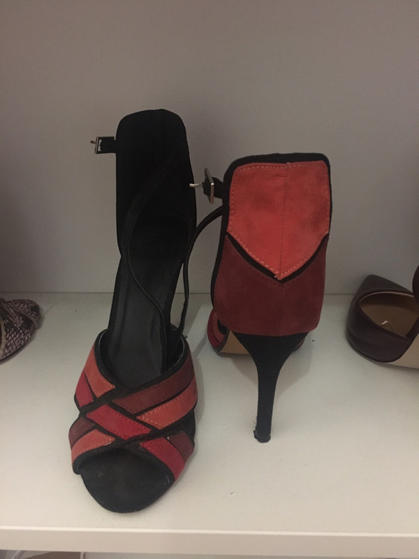 Sandales à talons noires et rouges 1