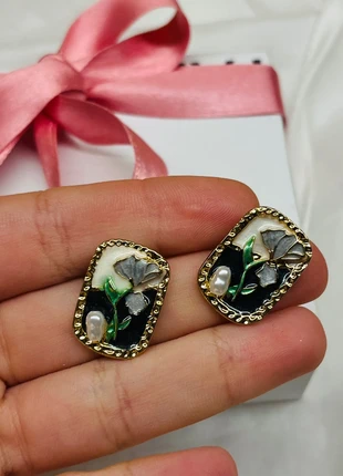 Orecchini fiori bianchi e neri, brand: INOX, condizioni: Nuovo con cartellino, €5.50, €6.48 include la Protezione acquisti Pro