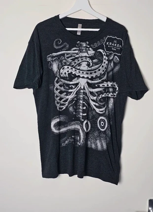 Kraken Black Spiced Rum tee with bold octopus & skeleton chest graphic, merk: Kraken, staat: Heel goed, maat: L, € 16,95, € 18,50 inclusief Kopersbescherming