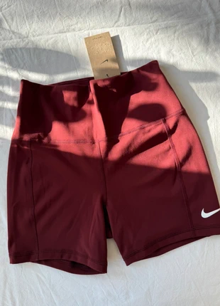 Nike shorts size S, marque: Nike, état: Neuf avec étiquette, taille: S / 36 / 8, 45,00 €, 47,95 € Protection acheteurs incluse