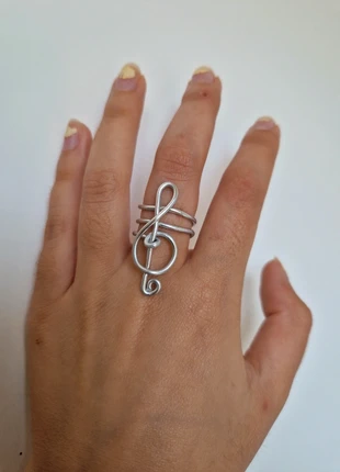 Anillo clave de sol de alambre hecho a mano, marke: Mano, zustand: Neu, mit Etikett, größe: 62.2 mm / 19.8 mm Ø, 3,50 €, 4,38 € inklusive Vinted-Käuferschutz