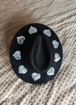 Zwarte hoed met zilveren hartjes, merk: Julissa Jewel's, staat: Nieuw met prijskaartje, maat: 57, € 12,50, € 13,83 inclusief Kopersbescherming