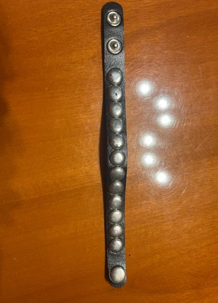 black leather bracelet with small metal flat circled spikes, condizioni: Ottime, €1.50, €2.28 include la Protezione acquisti