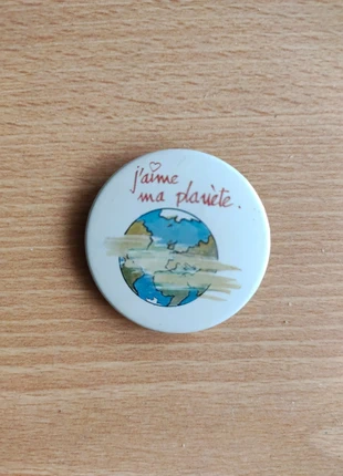 Pins J'aime ma planète, condition: New without tags, €2.00, €2.80 includes Buyer Protection