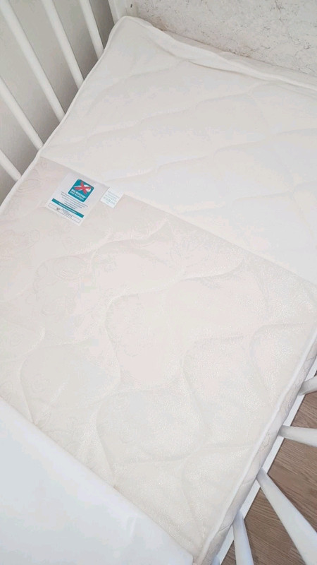 Lit Bebe 1 X 40 Avec Matelas 1 Drap Housse 1 Alese Vinted