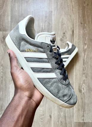 Adidas gazelle grise, taille 42, marque: adidas, état: Bon état, taille: 42, 25,00 €, 26,95 € Protection acheteurs incluse
