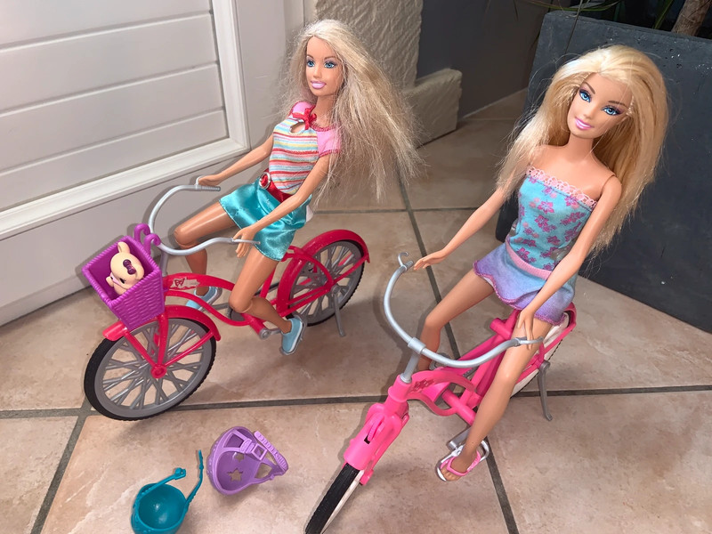 Lot de deux poupees Barbie sur leur velo Vinted