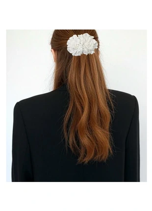 Prendedor de pelo con flores de tela blancas / Barrette ornée de fleurs en tissu blanches, estado: Nuevo con etiquetas, 29,00 €, 31,15 € Protección al comprador incluida