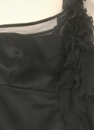 schwarzes Abendkleid mit Rüschenmuster one-shoulder, merk: Zero, staat: Heel goed, maat: L / 40 / 12, € 30,00, € 32,20 inclusief Kopersbescherming
