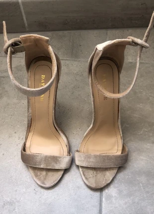 Sandales à talons (12cm) couleur gris beige , état: Très bon état, taille: 39, 10,00 €, 11,20 € Protection acheteurs incluse