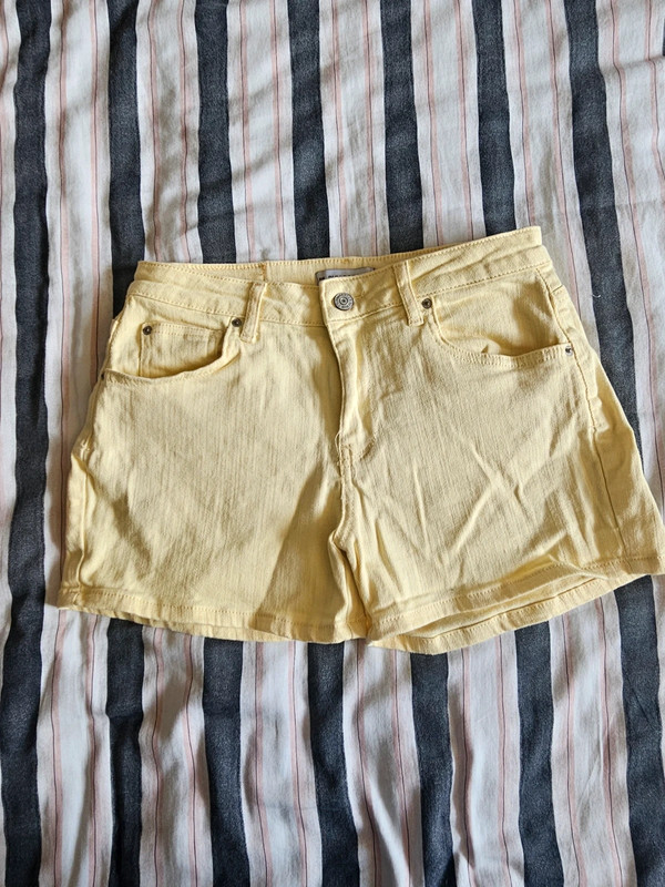 Short en jean Jaune Pull&Bear 1