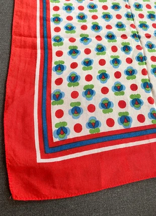 Petit Foulard vintage rouge vert bleu, marque: Vintage, état: Neuf sans étiquette, 5,00 €, 5,95 € Protection acheteurs incluse