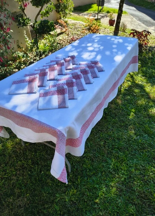 Nappe vintage et ses 12 serviettes assorties en polycoton blanc et bandes rouge corail, marque: Vintage Boutique, état: Très bon état, 22,00 €, 23,80 € Protection acheteurs (Pro) incluse