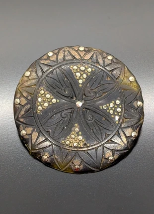 Broche ronde imitation écaille à motifs floraux ornée de marcassites, marque: Vintage Dressing, état: Satisfaisant, 12,00 €, 13,30 € Protection acheteurs (Pro) incluse