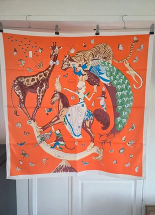 Carré 100% soie roulottè 90x90, marque: SOIE, état: Neuf sans étiquette, 29,90 €, 32,10 € Protection acheteurs incluse