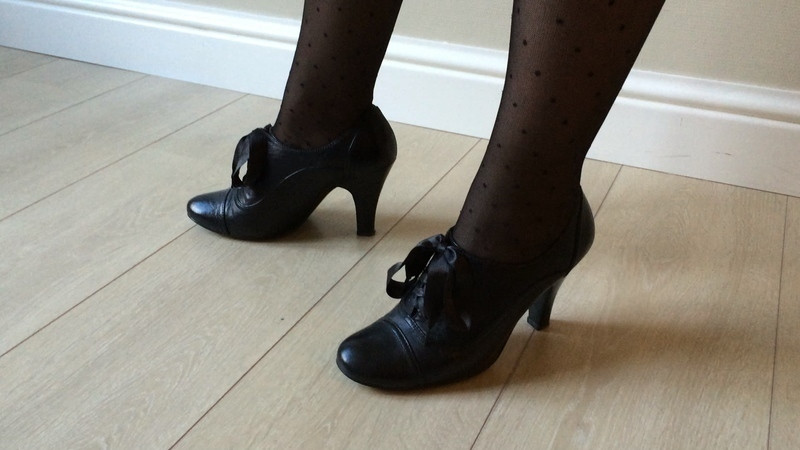 Chaussures richelieu à talon noires avec lacets ruban André 2