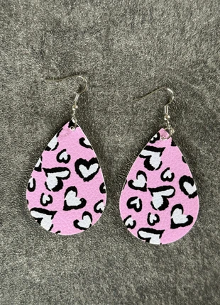 Roze oorbellen met hartjes pu leer nieuw, merk: HARTJES, staat: Heel goed, € 1,99, € 2,79 inclusief Kopersbescherming