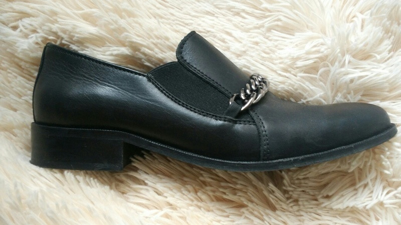 Chaussures cuir noir avec chaînette 2