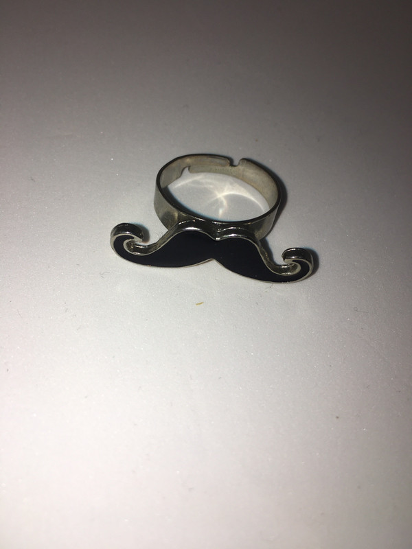 Bague moustache jennyfer Vinted