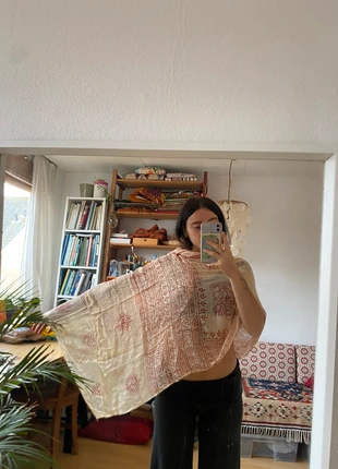 Om scarf beige, merk: Hippie, staat: Nieuw zonder prijskaartje, € 9,00, € 10,15 inclusief Kopersbescherming