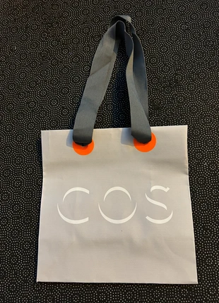 Sac cartonné Cos, marque: COS, état: Très bon état, 4,00 €, 4,90 € Protection acheteurs incluse