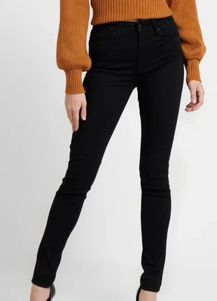Levi’s skinny jeans mid waist 711 in W26L32, marque: Levi's, état: Très bon état, taille: Autre, 15,00 €, 16,45 € Protection acheteurs incluse
