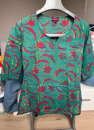 Chemisier vert canard fleurs rouge, marque: La Fiancée du Mekong, état: Neuf sans étiquette, taille: S / 36 / 8, 10,00 €, 11,20 € Protection acheteurs incluse