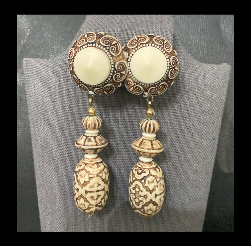 Vintage acrylic Boho cream beaded dangling Pierced earrings 1