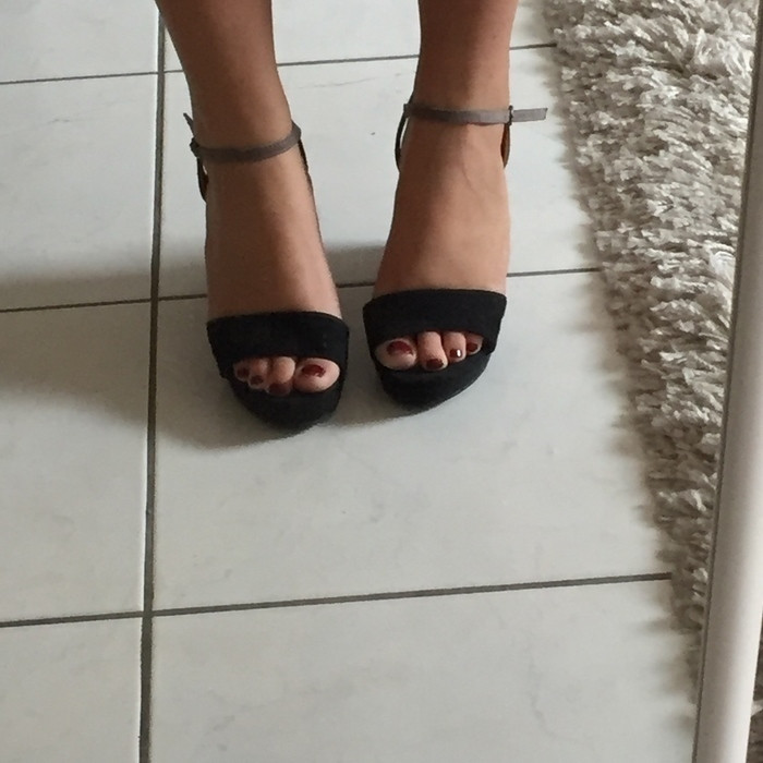 Sandales compensées noires et grises 5
